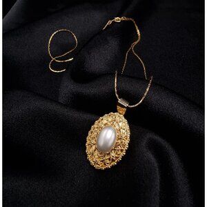 Vintage 1970's-1980's Oval Goldtone Locket Necklace With Faux Pearl Center